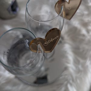 Drankjeslabel gepersonaliseerde naam + hart l Acryl dranklabel l Dranklabel l Naamkaartje l Trouwplaatskaartje l Glazen hanger