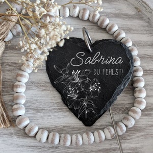 Marcador de tumba en forma de corazón de pizarra l Decoración de tumba l Texto deseado l Corazón de placa de pizarra l Lirio l Te extrañamos l Nombre deseado l Fecha deseada
