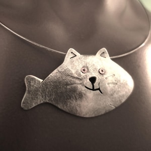 魚を詰めた猫、ブローチペンダント猫、猫好きへのギフト、満足した猫、かわいい子猫のギフト、口いっぱいに食べる猫、アルミリサイクル猫