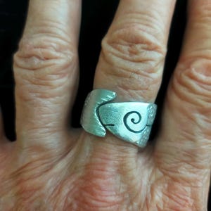 Cheerful fish ring, Fish bites tail, Aluminum fish ring reclaimed from the sea, Handmade jewelry, Love fish ring, Unique custom forged ring
