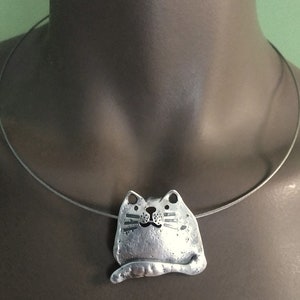 猫好きへのギフト、猫のペンダントとブローチ 純銀製、職人による猫のギフト、手作りの子猫、愛情あふれる子猫のギフト、幸せな猫のネックレス、かわいい猫