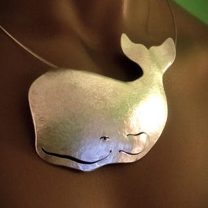 Colgante de ballena de regalo, ballena alegre, colgante de mar de aluminio recuperado, joyería hecha a mano, colgante grande de metal reciclado liviano, amantes de las ballenas
