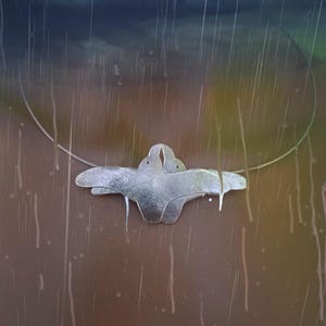 愛情あふれる鳥、手作りのリサイクルアルミペンダントブローチ、結婚飛行中の一対の鳥、愛情あふれる鳥への贈り物、恋人への贈り物、恋人への鳥への贈り物