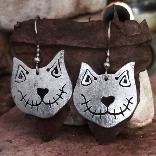 Boucles d'oreilles chats en aluminium recyclé, chats sinistres, bijoux faits main, boucles d'oreilles récupérées, cadeau pour les amoureux des chats, bonbons argentés pour chatons, animaux de compagnie félins