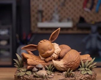 Figura de diorama de Eevee durmiendo hecha por fans / Arte de fans de Pokémon impreso en 3D y pintado a mano / Estatua coleccionable de tronco de bosque