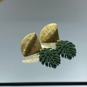 Botanical monstera leaf comfortable clip on earrings, handmade, green, brass, dangle image 2