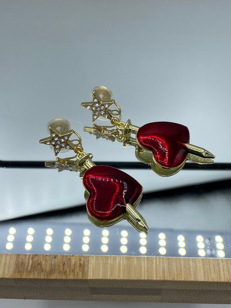 Pendientes de clip cómodos espada a través del corazón, hechos a mano, rojo y dorado, metal imagen 2