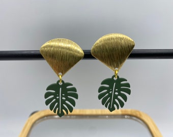 Botanical monstera leaf comfortable clip on earrings, handmade, green, brass, dangle