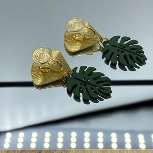 Botanical monstera leaf comfortable clip on earrings, handmade, green, brass, dangle image 3