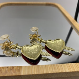 Pendientes de clip cómodos espada a través del corazón, hechos a mano, rojo y dorado, metal imagen 3