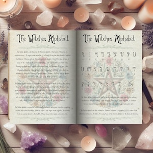 Può includere: Un libro aperto con sfondo bianco e testo nero. Il libro è intitolato "The Witches Alphabet" e presenta un diagramma di una stella a cinque punte con simboli intorno. Il testo descrive l'alfabeto e la sua storia.