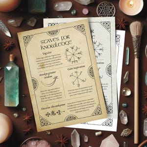 Puede incluir: Dos impresiones estilo pergamino con símbolos místicos y texto, tituladas "Staves for Knowledge". Las impresiones presentan runas, instrucciones y la palabra "Vegvisir". La imagen está rodeada de cristales, un pincel y una botella.