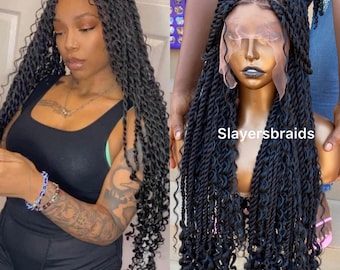 Peluca trenzada Boho Twist: Trenzas senegalesas sin nudos con encaje completo, puntas rizadas.