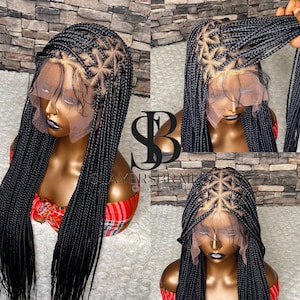 Puede incluir: Una peluca negra trenzada con un frente de encaje. La peluca está diseñada en un patrón de trenzas con un diseño en forma de estrella en la corona.