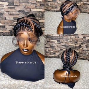 Puede incluir: Una peluca negra con una corona trenzada y un frente de encaje. La peluca está en una cabeza de maniquí con una parte superior negra que dice "Slayersbraids".