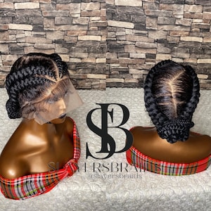 Puede incluir: Una peluca negra con encaje frontal y cabello trenzado peinado en un estilo medio arriba, medio abajo. La peluca se muestra en un maniquí que lleva una camisa de cuadros rojos y negros. El texto "SlayErsBraids @slayersbraids" es visible en la camisa.