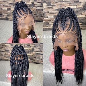 Op de afbeelding: Een zwarte gevlochten pruik met een kanten voorkant wordt in meerdere weergaven getoond. De pruik heeft een combinatie van cornrows en gedraaide vlechten. De tekst "Slayersbraids" is zichtbaar in de afbeelding.