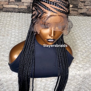 Könnte beinhalten: Eine schwarze geflochtene Perücke mit einem Spitzenfront. Die Perücke ist in einem Cornrow-Muster mit langen, geraden Zöpfen gestylt. Die Perücke befindet sich auf einem Mannequin-Kopf mit einem schwarzen Oberteil.