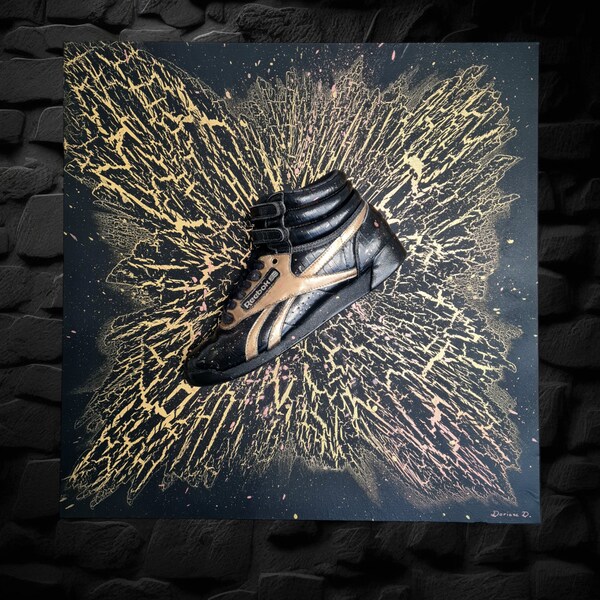 Tableau Art Original "Black Solis - Reebok Shoes" Peinture acrylique sur toile, véritable sneaker recyclée customisée. Oeuvre Unique.