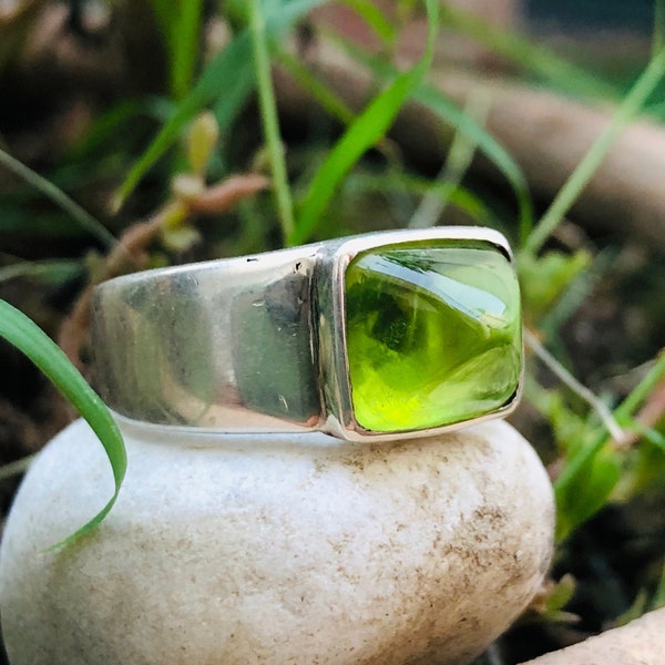 Very Unique And Stylish Design Hand Made 925 Italian Silver Ring with Beautiful Eye Catching Sugar Loop Green Peridot from Pakistan
