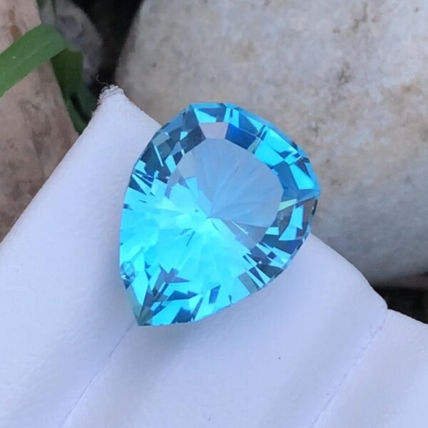 11 Cts Drop Shape Sensational Piece of Lustrous Swiss Blue Topaz