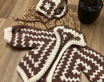 Strickjacke mit Mütze