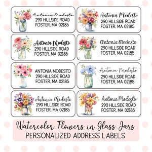 Pode incluir: Conjunto de oito etiquetas de endereço em aquarela com flores coloridas em jarros de vidro. Cada etiqueta inclui o nome "Antonia Modesto" e o endereço "290 Hillside Road, Foster, MA 02185".