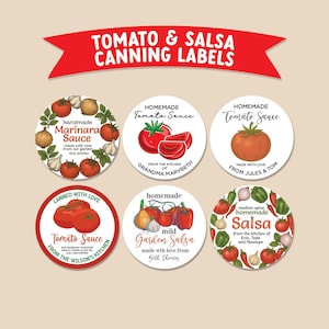 Pode incluir: Uma coleção de rótulos redondos para conservas com ilustrações de tomates, alho, cebolas e pimentões. Os rótulos apresentam textos como "Marinara Sauce", "Tomato Sauce" e "Salsa". Uma faixa vermelha na parte superior diz "Tomato & Salsa Canning Labels."