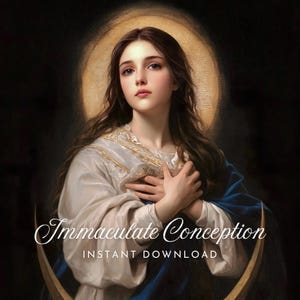 Puede incluir: Una pintura de una mujer con cabello largo y castaño que lleva un vestido blanco y una túnica azul. Ella tiene sus manos juntas frente a su pecho. La pintura está sobre un fondo oscuro con un halo dorado alrededor de su cabeza. El texto "Immaculate Conception" está escrito debajo de la imagen.