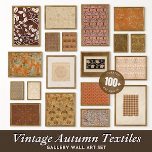 Puede incluir: Un conjunto de arte de pared de galería con diecisiete impresiones enmarcadas con varios patrones textiles en tonos otoñales de marrón, naranja y crema. Una insignia marrón circular con el texto 100+ CURATED ART PRINTS se superpone a la derecha.