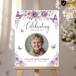 Może przedstawiać: Tablica pamiątkowa na sztaludze, z fotografią kobiety w złotej ramie. Na tablicy widnieje napis "Celebrating the Life of Lillian Rose Parker, 12 marca 1979 - 27 maja 2025". Ozdobiona fioletowymi kwiatami i motylami.