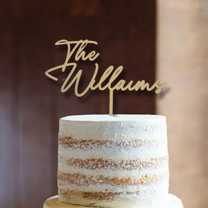 Unieke bruidstaarttopper, aangepast rustiek decor met gepersonaliseerde achternaam
