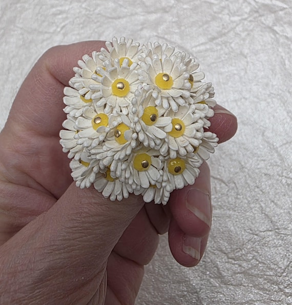 Vintage Plastic Shasta Daisy Flower Cluster Brooch Intricate Pin