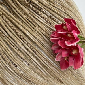 These are synthetic blonde dreads and braids. This set can be in two versions: double ended and single ended dreadlocks, or as they are called for short - DE and SE. This handmade set is made of absolutely safe synthetic material - Kanekalon.