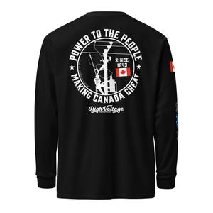Puede incluir: Camiseta negra de manga larga con un gráfico circular en la espalda. El gráfico incluye el texto "POWER TO THE PEOPLE" y "MAKING CANADA GREAT" alrededor de una ilustración de un liniero. También se incluye la bandera canadiense.