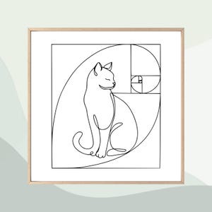 Op de afbeelding: Een ingelijste kunstdruk met een minimalistische lijntekening van een kat in een Fibonacci-spiraal. Het kunstwerk is in zwart en wit, met een licht houten frame. De kat is afgebeeld in een zittende positie met gesloten ogen.