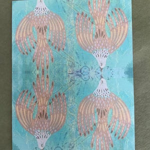 Puede incluir: Un fondo azul turquesa con un patrón repetido de cuatro pájaros estilizados con plumas marrones y blancas. Los pájaros miran hacia arriba con las alas extendidas.