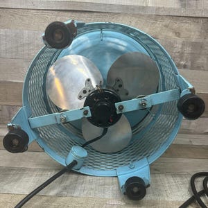Taburete eléctrico vintage con ventilador de pie Emerson color turquesa, estilo art déco de los años 50, de metal. imagen 4