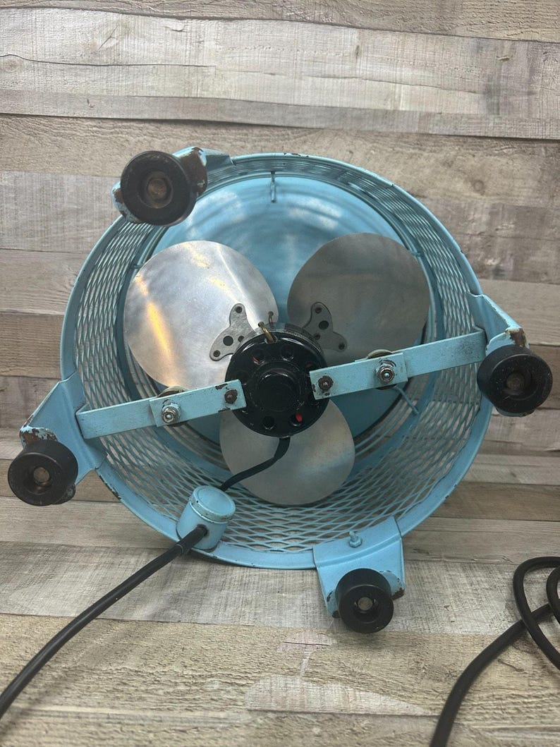 Taburete eléctrico vintage con ventilador de pie Emerson color turquesa, estilo art déco de los años 50, de metal. imagen 4