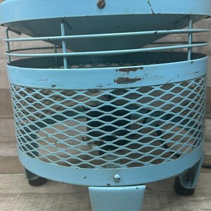 Taburete eléctrico vintage con ventilador de pie Emerson color turquesa, estilo art déco de los años 50, de metal. imagen 10