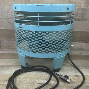 Taburete eléctrico vintage con ventilador de pie Emerson color turquesa, estilo art déco de los años 50, de metal. imagen 1