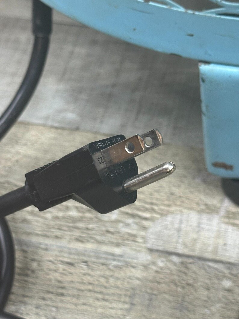 Taburete eléctrico vintage con ventilador de pie Emerson color turquesa, estilo art déco de los años 50, de metal. imagen 2