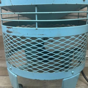 Taburete eléctrico vintage con ventilador de pie Emerson color turquesa, estilo art déco de los años 50, de metal. imagen 11