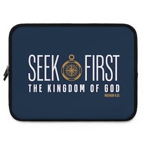 Puede incluir: Una funda para portátil de color azul oscuro con un gráfico de brújula dorada entre las palabras SEEK y FIRST, con el texto THE KINGDOM OF GOD y MATTHEW 6:33 impreso en blanco debajo. El estuche rectangular tiene una cremallera negra lateral.