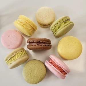 Deliciosos macarons surtidos hechos a mano, sin colorantes ni sabores artificiales, con sabor a frambuesa, cacao, té matcha latte, limón, Earl Grey y chocolate de Dubái.