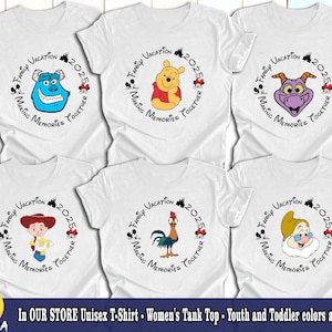 Puede incluir: Cinco camisetas blancas con un dise&ntilde;o circular que presenta diferentes personajes de Disney. Cada camiseta tiene el texto "Family Vacation 2025 Making Memories Together".