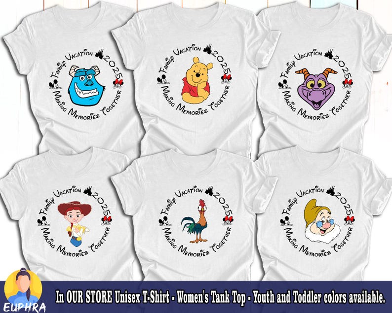 Puede incluir: Cinco camisetas blancas con un dise&ntilde;o circular que presenta diferentes personajes de Disney. Cada camiseta tiene el texto "Family Vacation 2025 Making Memories Together".