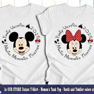 Puede incluir: Dos camisetas blancas con un dise&ntilde;o gr&aacute;fico en negro y rojo con Mickey Mouse y Minnie Mouse. El dise&ntilde;o incluye el texto "Family Vacation 2025 Making Memories Together".