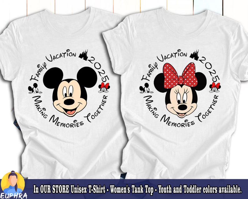 Puede incluir: Dos camisetas blancas con un dise&ntilde;o gr&aacute;fico en negro y rojo con Mickey Mouse y Minnie Mouse. El dise&ntilde;o incluye el texto "Family Vacation 2025 Making Memories Together".