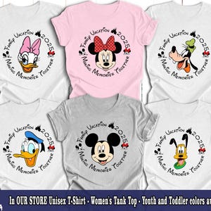Puede incluir: Seis dise&ntilde;os diferentes de camisetas con un c&iacute;rculo que contiene el texto "Family Vacation 2025 Making Memories Together" y un personaje de Disney dentro del c&iacute;rculo. Los personajes son Mickey Mouse, Minnie Mouse, Donald Duck, Goofy, Daisy Duck y Pluto.